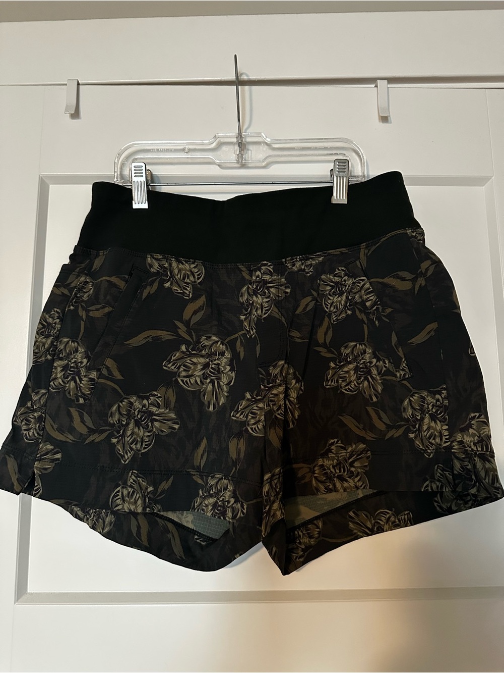 Athleta Trekkie North Black Floral Print Women's Shorts